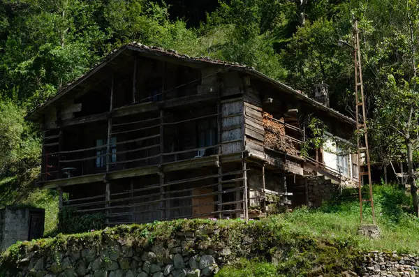 Trabzon, Türkiye 'deki ahşap ev. 6 Eylül 201