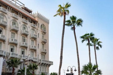 İskenderiye, Mısır. 3 Aralık 2022. Ünlü Cecil Hotel Lawrence Durrell ve Naguib Mahfouz, Saad Zaghloul Square, Corniche, Alexandria, Mısır,