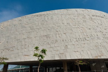İskenderiye, Mısır. 2 Aralık 2022 İskenderiye, Mısır 'da Akdeniz kıyısındaki büyük bir kütüphane ve kültür merkezi olan The Bibliotheca Alexandrina' nın mimari detaylarını kapatın.. 