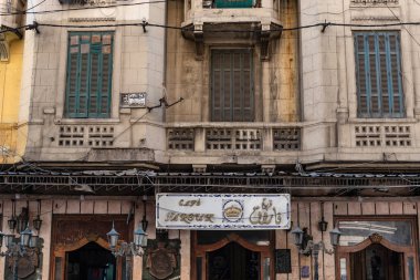 İskenderiye, Mısır. 3 Aralık 2022. Ünlü Cafe Farouk 'un solmuş geleneksel mimarisi, tipik Mısır kahvesi İskenderiye' nin Corniche deniz manzarası, Mısır.