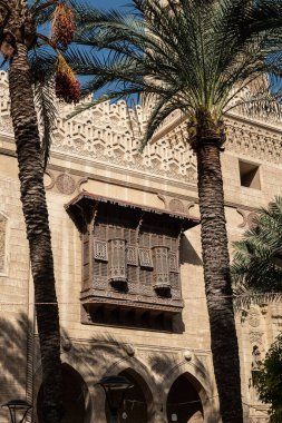 İskenderiye, Mısır. 3 Aralık 2022 Mashrabiya pencereleri Ebu Abbas al Mursi Camii 'nin İslami mimarisi, Sufi azizi Murcian Endalusi' nin mezarı, Kaaitbay, İskenderiye, Mısır