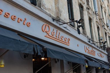 İskenderiye, Mısır. 4 Aralık 2022 İskenderiye Pastanesi, İskenderiye 'deki en ünlü tarihi kafelerden biri olan pastalar, kekler ve kahvenin yanında Orta Doğu yemekleri servis ediyor.