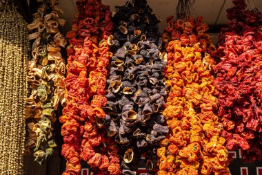 Türk mutfağındaki tipik malzemeler olan kurutulmuş biber Türk Çarşısı, Ankara 'da asılı duruyor, 