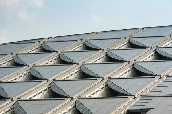 İskenderiye, Mısır. 2 Aralık 2022 'de Mısır' ın başkenti İskenderiye 'de Akdeniz kıyısındaki büyük bir kütüphane ve kültür merkezi olan Bibliotheca Alexandrina' nın mimari ayrıntıları.