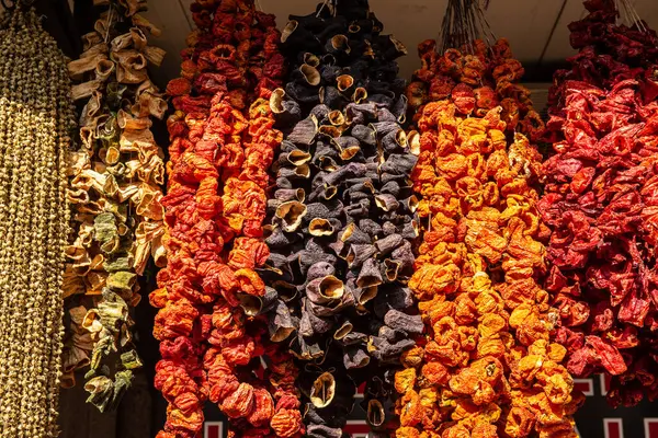 Türk mutfağındaki tipik malzemeler olan kurutulmuş biber Türk Çarşısı, Ankara 'da asılı duruyor, 