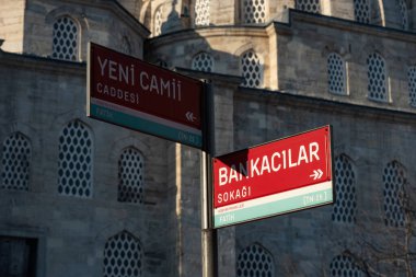 İstanbul 'un Avrupa yakasındaki Fatih ilçesinde Yeni Cami Caddesi ve Bankacilar Sokagi' nin sokak tabelası. 