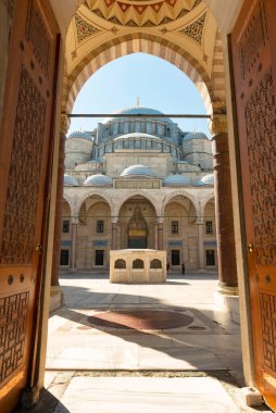 İstanbul 'a bakan Osmanlı İmparatorluğu Camii' nin ünlü mimar Mimar Sinan tarafından inşa edilmiş güzel girişi.. 
