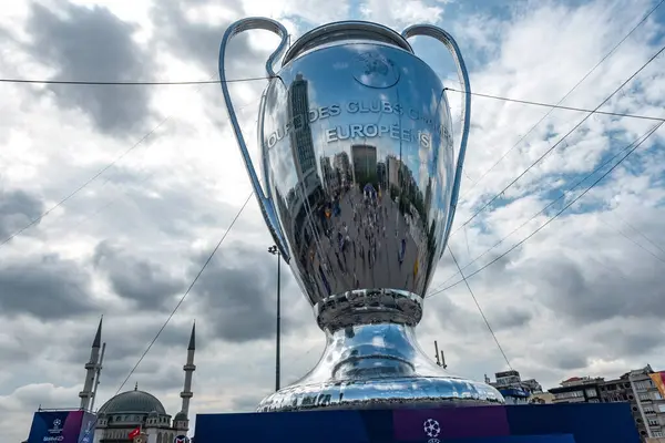 İstanbul, Türkiye. 9 Haziran 2023 Bir Manchester City taraftarı, UEFA Şampiyonlar Ligi Finali öncesinde Taksim Meydanı 'nda eşarpla poz verdi: İstanbul, Türkiye.