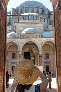 İstanbul 'a bakan Osmanlı İmparatorluğu Camii' si Süleyman Sinan tarafından inşa edilmiş ünlü mimar Mimar Sinan 'a yabancı bir turist giriyor.. 