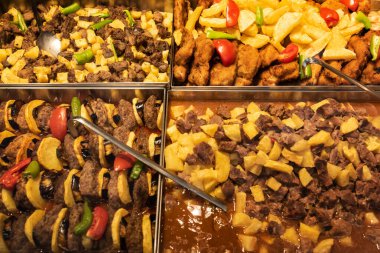 Taksim Meydanı, İstiklal Caddesi, İstanbul, Türkiye 'deki markette sokak yemekleri. 30 Kasım 2019 