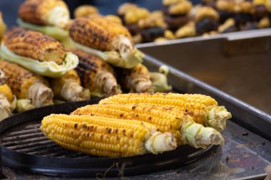 Lezzetli ızgara mısır, popüler bir Türk sokak yiyeceği İstanbul, Ankara ve Bodrum gibi Türk kentlerindeki satıcıların sokak arabaları ve tezgahlarından pişirilip satılıyor. 