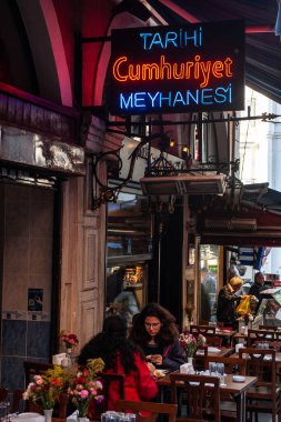 İstanbul, Türkiye 'de şehir caddesi manzarası. 5 Ocak 2010