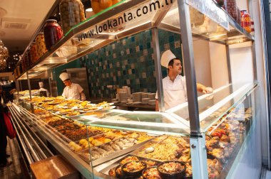 Taksim Meydanı, İstiklal Caddesi, İstanbul, Türkiye 'deki markette sokak yemekleri. 30 Kasım 2019 