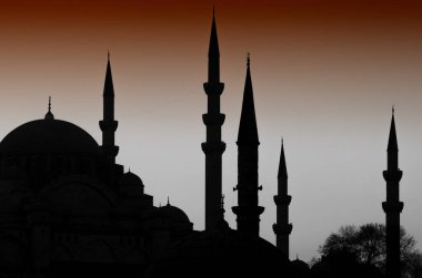 Türkiye 'nin Kubbe ve minarelerden oluşan Türk İslami mimarisi, antik Osmanlı başkenti ve ikinci Türkiye kentinin ikonik bir şehir silueti olan gece silueti. 
