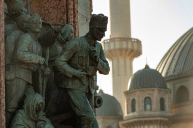Türkiye Cumhuriyeti Anıtı veya Atatürk Heykeli ve İstanbul 'da İstiklal Caddesi yakınlarındaki Gezi Parkı' nın karşısına inşa edilen Taksim Camii. 