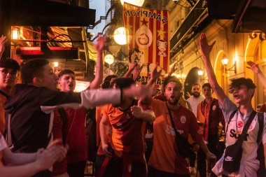 İstanbul, Türkiye, 8 Mayıs 2016 Beşiktaş Carsi futbol taraftarları İstanbul, Türkiye 'de oynanan karşılaşma öncesinde şarkı söylüyorlar.