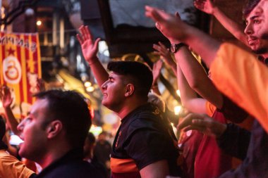 İstanbul, Türkiye, 8 Mayıs 2016 Beşiktaş Carsi futbol taraftarları İstanbul, Türkiye 'de oynanan karşılaşma öncesinde şarkı söylüyorlar.