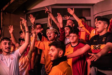 İstanbul, Türkiye, 8 Mayıs 2016 Beşiktaş Carsi futbol taraftarları İstanbul, Türkiye 'de oynanan karşılaşma öncesinde şarkı söylüyorlar.