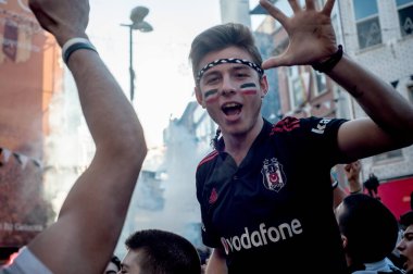 İstanbul, Türkiye, 8 Mayıs 2016 Beşiktaş Carsi futbol taraftarları İstanbul, Türkiye 'de oynanan karşılaşma öncesinde şarkı söylüyorlar.