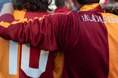 İstanbul, Türkiye. 21 Kasım 2021 Taksim Meydanı 'ndaki Türk Galatasarya taraftarları, rakipleri Fenerbahçe, İstanbul ve Türkiye ile oynanan karşılaşmaya giderken. 