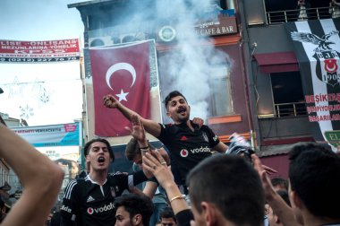 İstanbul, Türkiye, 8 Mayıs 2016. Beşiktaş Carsi futbol taraftarları İstanbul, Türkiye 'de oynanan karşılaşma öncesinde şarkı söylüyorlar.