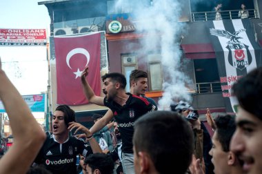 İstanbul, Türkiye, 8 Mayıs 2016. Beşiktaş Carsi futbol taraftarları İstanbul, Türkiye 'de oynanan karşılaşma öncesinde şarkı söylüyorlar.