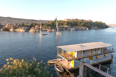 Aswan, Mısır. 9 Aralık 2022. Fil Adası, Aswan, Mısır 'dan Nil Nehri' ndeki Mısırlı bir ev teknesinin güzel manzarası.. 
