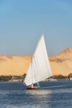 Fotokopi uzaylı kapak resmi, Fil Adası 'ndaki Nil Nehri boyunca bir Mısırlı Felucca yelkenlisi, Aswan, Mısır, Afrika yakınlarındaki bir Nubian köyü.. 