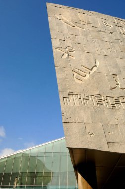 İskenderiye, Mısır. 2 Aralık 2022 İskenderiye, Mısır 'da Akdeniz kıyısındaki büyük bir kütüphane ve kültür merkezi olan The Bibliotheca Alexandrina' nın mimari detaylarını kapatın.. 