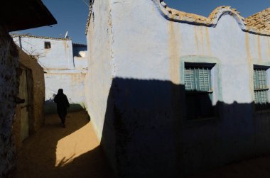 Aswan, Mısır. 11 Ocak 2013. Aswan Yukarı Mısır 'daki Batı Şeria Nil Köyü' ndeki parlak mavi geleneksel Nubian evleri
