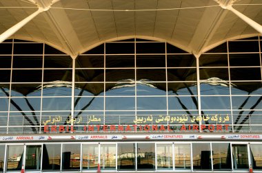 Erbil, Irak. 1 Ekim 2009. Kuzey Irak 'ın Kürt bölgesindeki Erbil Uluslararası Havaalanı' nın girişi. 