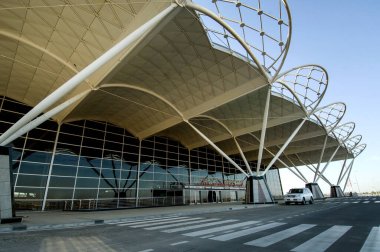 Erbil, Irak. 1 Ekim 2009. Erbil Uluslararası Havaalanı girişi. Irak Hükümeti ve Kürdistan Bölgesel Yönetimi tarafından yönetilen, Fly Erbil ve Irak Havayolları 'nın ana merkezi. 