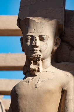Eski Mısır Firavunu Tutankamon, Karnak Tapınağı, Luxor, Nil Nehri, Mısır, Afrika 'nın 2000 yıllık Portre Heykeli