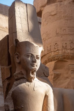 Eski Mısır Firavunu Tutankamon, Karnak Tapınağı, Luxor, Nil Nehri, Mısır, Afrika 'nın 2000 yıllık Portre Heykeli