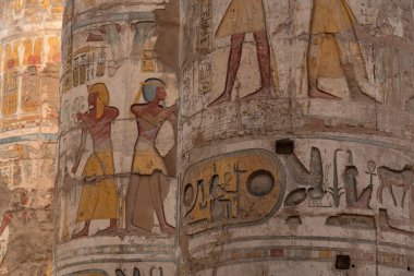 Eski Mısır Firavunu Hiyeroglif yardım yazıları Karnak Tapınağı 'nın Büyük Hypostyle Salonu sütunları, Lüksör, Mısır. 