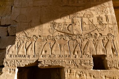 Ramesseum 'dan hiyeroglif yardım detayları, Mısır Firavunu 2. Ramses' in anıt tapınağı, Nil 'in Batı Şeria' sı, Luxor, Yukarı Mısır 'daki Theban Necropolis' in bir parçası.. 