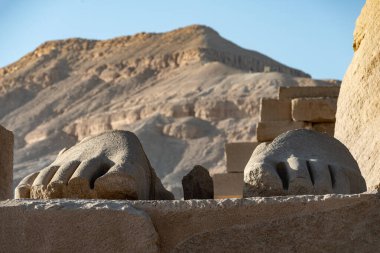 Rahmetli Ozymandias Heykeli 'nin heykeli, Ramesseum' da, Firavun 2. Ramses için bir anıt, şair Percy Bysshe Shelley tarafından ünlü kılındı. Luxor, Mısır