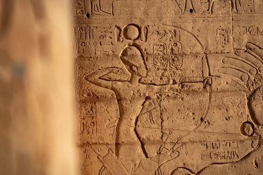Ramesseum 'dan hiyeroglif yardım detayları, Mısır Firavunu 2. Ramses' in anıt tapınağı, Nil 'in Batı Şeria' sı, Luxor, Yukarı Mısır 'daki Theban Necropolis' in bir parçası.. 