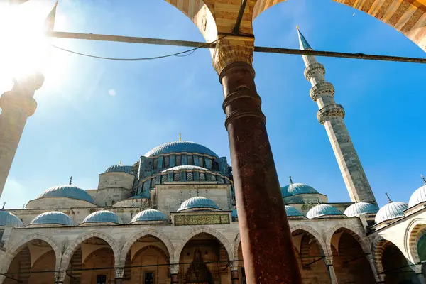 İstanbul 'a bakan Osmanlı İmparatorluk Camii' si Süleyman Camii 'nin ışığına, ünlü tarihsel mimar Mimar Sinan tarafından inşa edilmiş.. 