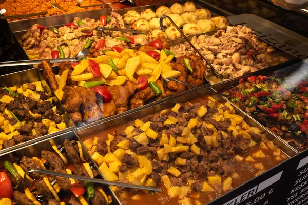 Taksim Meydanı, İstiklal Caddesi, İstanbul, Türkiye 'deki markette sokak yemekleri. 30 Kasım 2019 