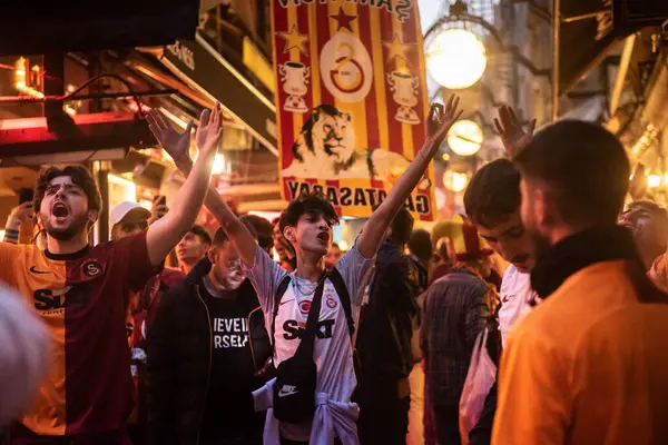 İstanbul, Türkiye, 8 Mayıs 2016 Beşiktaş Carsi futbol taraftarları İstanbul, Türkiye 'de oynanan karşılaşma öncesinde şarkı söylüyorlar.