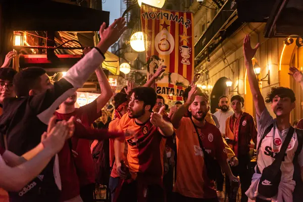 İstanbul, Türkiye, 8 Mayıs 2016 Beşiktaş Carsi futbol taraftarları İstanbul, Türkiye 'de oynanan karşılaşma öncesinde şarkı söylüyorlar.