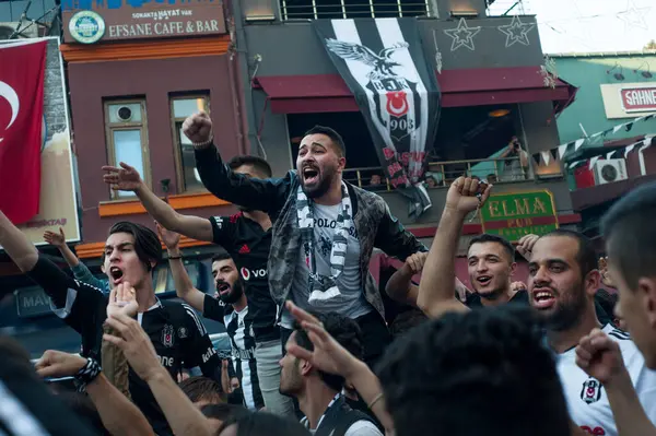 İstanbul, Türkiye, 8 Mayıs 2016. Beşiktaş Carsi futbol taraftarları İstanbul, Türkiye 'de oynanan karşılaşma öncesinde şarkı söylüyorlar.