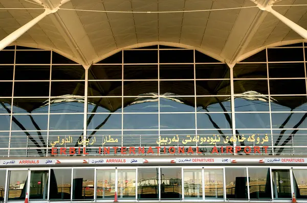 Erbil, Irak. 1 Ekim 2009. Kuzey Irak 'ın Kürt bölgesindeki Erbil Uluslararası Havaalanı' nın girişi. 