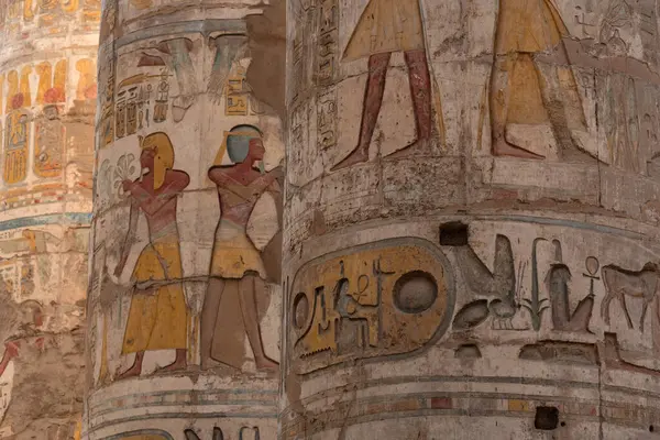 Eski Mısır Firavunu Hiyeroglif yardım yazıları Karnak Tapınağı 'nın Büyük Hypostyle Salonu sütunları, Lüksör, Mısır. 