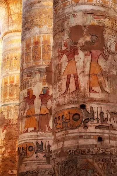 Eski Mısır Firavunu Hiyeroglif yardım yazıları Karnak Tapınağı 'nın Büyük Hypostyle Salonu sütunları, Lüksör, Mısır. 