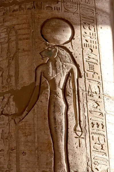 Ramesseum 'dan hiyeroglif yardım detayları, Mısır Firavunu 2. Ramses' in anıt tapınağı, Nil 'in Batı Şeria' sı, Luxor, Yukarı Mısır 'daki Theban Necropolis' in bir parçası.. 