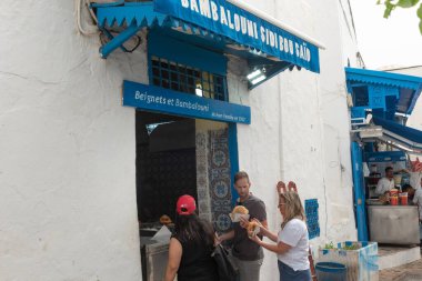 17 Mayıs 2024. Sidi Bou Said, Tunus. Bambalouni, geleneksel Tunus çörekleri, yağda kızartılmış ve şekerli. Özellikle Tunus 'taki Sidi Bou Said köyünde..