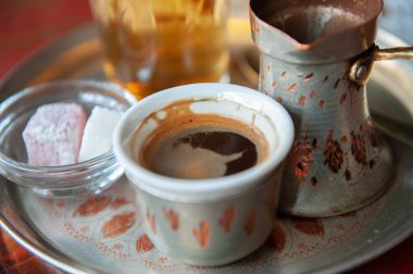 Geleneksel Bosna Kahvesi yerel şekerli bakır bir tencerede servis ediliyor. Saraybosna ve Bosna-Hersek 