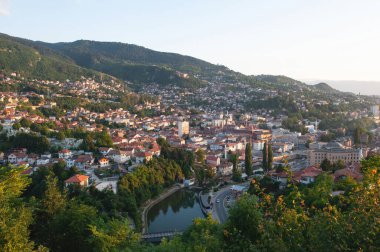 Saraybosna, Bosna-Hersek, Balkanlar ve Avrupa 'nın üzerindeki dağdaki parktan güzel bir akşam manzarası. 